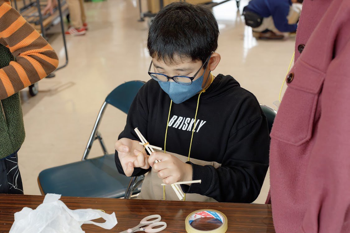 moriyama_pro's tweet photo. ～キッズタウンもりやまの前日準備part③～

本日は射的・宝くじ・占いのお店を出店する子どもたちの準備の様子です！
遊びで使う道具や景品の準備をみんなで進めています！

#キッズタウンもりやま
#子どもがつなげる守山まちづくりプロジェクト
#守山区
#こどものまち https://t.co/CRXLmm7hqD