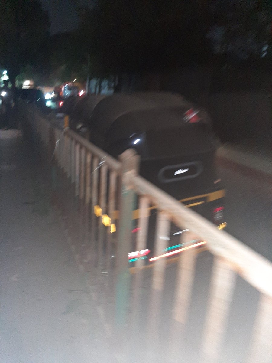 shripal_h's tweet photo. Road leading from Navrang Cinema to Bhavans College Andheri is with out street lights for last 2 weeks. https://t.co/CGHyPhbKeI