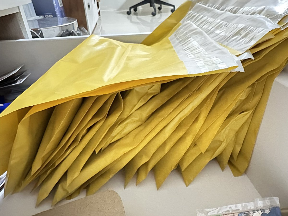 KPupperPH's tweet image. Was able to make 28 sets~ I included official merchs din hehe 💚

Claiming post tonight, 8pm 😁

*max of 4 sets only per claimer