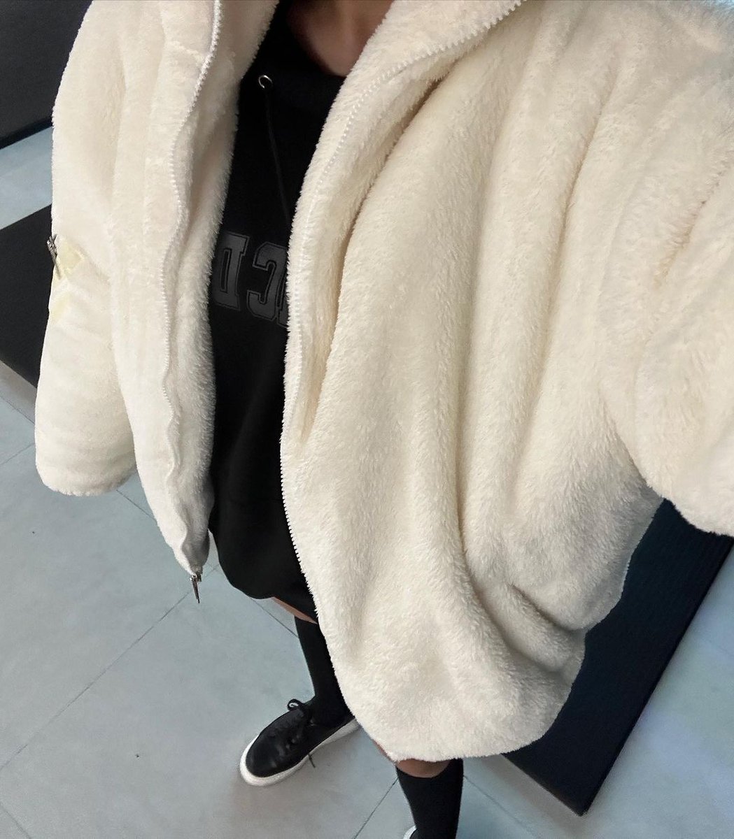 xiaozhen52's tweet photo. 넘 따숩 , 고릴라 후리스🦍 이거 입으면 어깨깡패된당,,!?

#헬스하는여자 #오운완🏋️#헬스장패션 #헬스타그램💪🏻 #피트니스웨어 #여자운동복코디 #운동하는여자 #폼롤러 #마름탄탄 #슬림탄탄 #헬린이운동 #기립근 #바디체크✔️ #밤운동 #건강미 #짐웨어 #다이어트성공 #레깅스코디 #애슬레저룩 #운동복 https://t.co/IrU5bOsJkQ