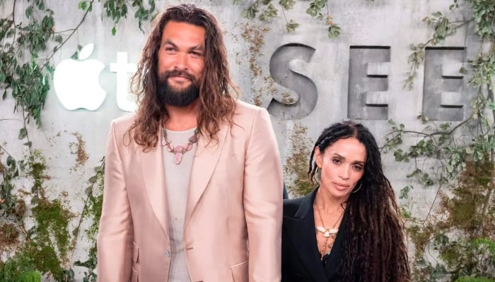 fusio_fusion's tweet image. Jason Momoa receives divorce filing from Lisa Bonet, marking an end to their marriage journey. A new chapter begins for both. #JasonMomoa #LisaBonet #DivorceFiling #NewBeginnings2024