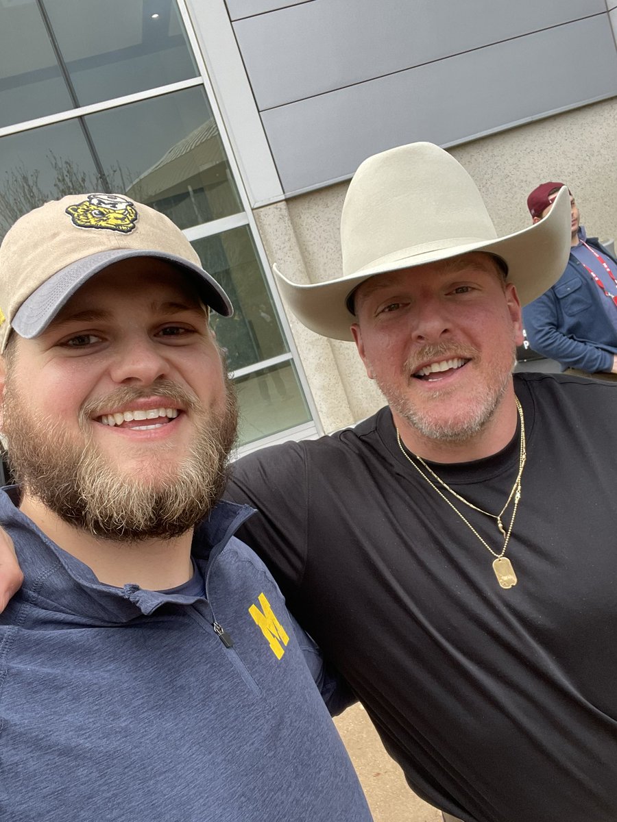 Jack_TwoFour's tweet photo. Ran into my buddy at the game https://t.co/x7nPTmiFLI