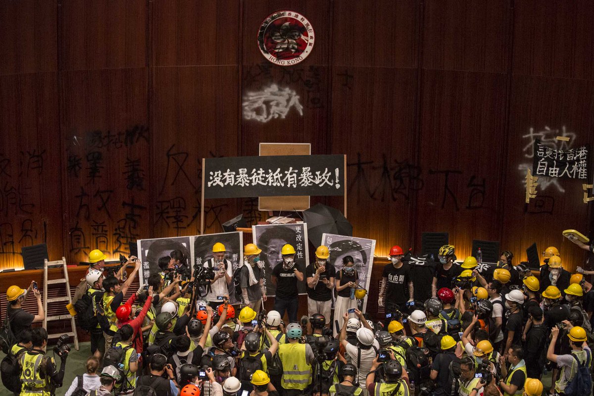 JamesHsiehtw's tweet photo. 台灣柯粉大學生：恢復服貿又怎樣，了不起再來一次太陽花

當年香港反送中青年也是這麼想

集體衝入香港立法局抗議

不到幾分鐘，林鄭月英果斷調動黑警部隊集結準備血腥鎮壓

在立法局抗議發聲香港青年，得知大軍來襲，無能為力

有些義士堅持留下來，寧被捕也要聲張自己要民主自由的主張

但被逮捕可能被送往中國被消失

其他抗爭者拉著這些不肯走的人��流淚喊著：「一起退，一個都不能少」，「請活到我們把面具拿下來相認的那天」，才把他們拉走

我要提醒那些蠢到以為可以再來一次太陽花的���粉大學生

這次你們對手，是聽命中國的刑警侯杯杯與柯阿北，這些絕對鎮壓不眨眼的威權政客

沒有民進黨的李應元這些立委幫你們擋門，李應元已經死了

沒有王金平幫你們去跟馬英九說情，換成韓國瑜

黃國昌也變成加入挺服貿民眾黨的無恥政客

全社會有一半以上是反對你們的白藍人

而一直被你們柯粉罵塔綠班的我也老了

當柯粉大學生無視服貿將把台灣跟中國綁在一起，搶走你們年輕人工作就業未來，又回到馬八年的衰退

2014那時台灣年輕人與社會菁英極力阻止的賣台黑心服貿，竟然被新一代的年輕人投票贊成打開

等到有天你們必須上街對抗中國公安，喊「光復台灣，時代革命」時

我也只能流下當年香港義士不甘心的眼淚