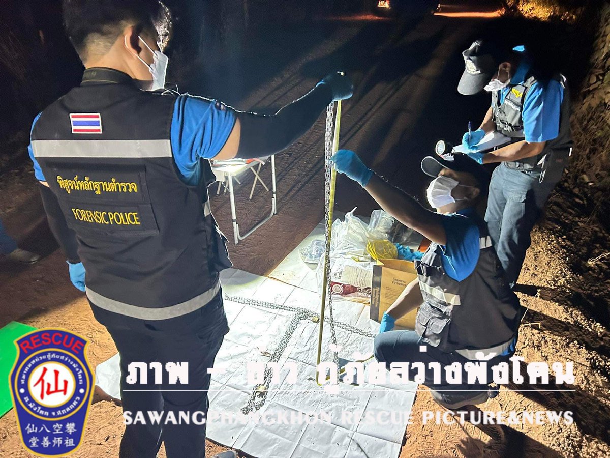 cnew888's tweet photo. TW/ ฆาตกรรม-ที่แคบ 
ชายวัย 35 ปี จับพ่อและน้องสาวถ่วงน้ำขณะยังมีชีวิตอยู่! โดยสั่งทำโลงเหล็ก 2 ใบขนาดเท่าตัวคน มีรูให้น้ำเข้าได้บางจุด ได้หลอกล่อให้พ่อและน้องสาวเข้าไปในกล่องจากนั้นก็ปิดผนึก ล็อก 3 ชั้นด้วยกุญแจอย่างแน่นหนา แล้วจับถ่วงน้ำในสระ หลังจากโยนลงสระน้ำ ได้ยืนดูจนทั้งคู่เสียชีวิต จนท.ได้เข้าจับกุมแล้ว

มีรายงานว่า สาเหตุคือ ไม่พอใจที่พ่อไม่รักและกลัวไม่ได้มรดก..