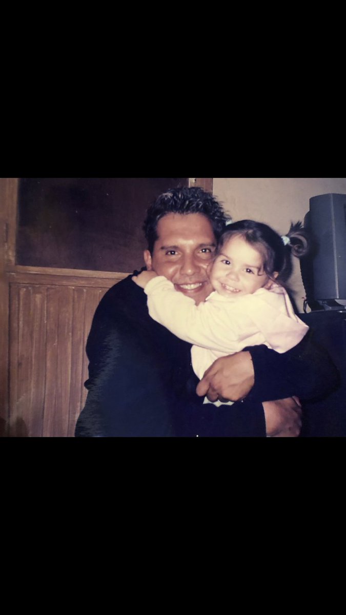 Te extraño.
Ojalá la vida no doliera tanto, me encantaría volver a ser esa nena feliz en tus brazos,  pa, papi, papito, papucho te amo,desde el día que te fuiste nada volvió a ser lo mismo.