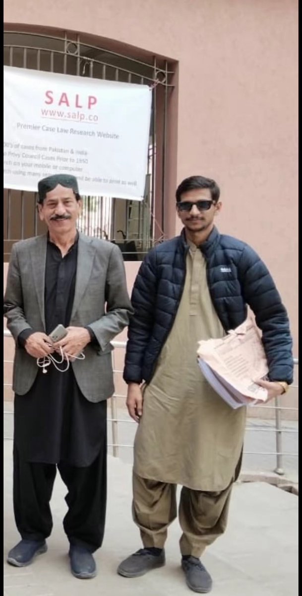 MJibranNasir's tweet photo. رات کے ڈھائی بجے اپنا منہ ڈھک کر پولیس کا کراچی کے دو آزاد امیدوار نثار پنھور (امیدوار قومی اسمبلی NA248 اور NA231) اور ان کے بیٹے محسن پنھور (امیدوار صوبائی اسمبلی PS85) کو اس طرح گھر سے بغیر وارنٹ یا ایف آئی آر ظاہر کئے لے جانا گرفتاری ہے یا اغواء؟ کیا یہ ان کے کاغذات نامزدگی منظور ہونے کی سزا ہے؟ یہ واقع سادی ٹاؤن میں سچل تھانے کی حدود میں پیش آیا۔ نثار پنھور کی وابستگی بھلے ایم کیو ایم لندن سے ہو مگر ان کو الیکشن لڑنے کی اجازت پاکستان کے قانون نے دی ہے اور یہ ان کا حق ہے۔ نثار پنھور کو 2022 میں پہلے بھی 45 دن کے لئے جبری طور پر گمشدہ کردیا کیا تھا۔ کل رات اسی طرح اک اور قومی اسمبلی کے اور آزاد امیدوار جوہر عابد ایڈوکیٹ کو بھی گھر سے یوں ہی پولیس اہلکار اپنی حراست میں لے گئے۔ لیول پلیئنگ فیلڈ صرف PTI کا نہیں بلکہ تمام امیدواران اور جماعتوں کا حق ہے۔ نثار پنھور، محسن پنھور اور جوہر عابد کو فوری رہا کیا جائے۔ جسٹس مقبول باقر صاحب کو یقینی بنانا ہوگا کہ جو ہتھکنڈے پنجاب میں استعمال ہو رہے ہیں وہ سندھ میں نا ہونے پائیں۔
#ReleaseNisarAndMohsinPanhwar