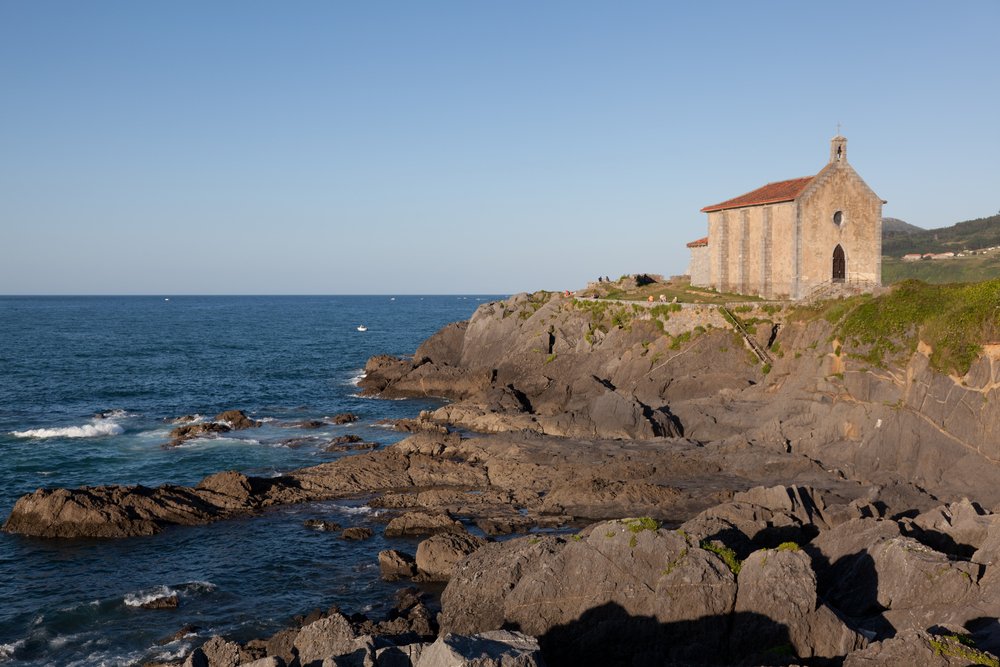 surferrulemag's tweet photo. “La primera condición del paisaje es su capacidad de decir casi todo sin una sola palabra”-Konrad Lorenz-
Os deseamos un buen día desde la Ermita de Santa Catalina en #Mundaka.🤙🏾😍
https://t.co/PS0TYuuTey
📸©️ #JavierGil en #Depositphotos
https://t.co/GreYco6d4a https://t.co/DYn2ko1CYL