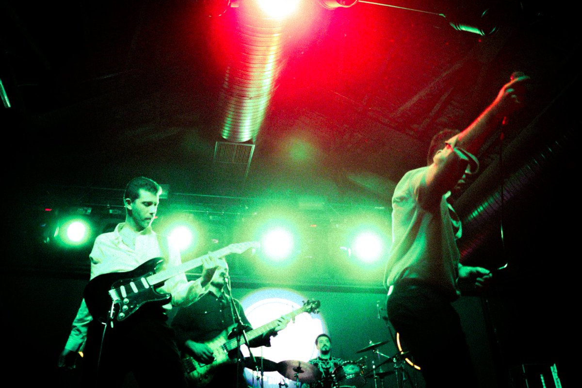 Kalmadı bu şehrin karalanacak yeri
Takip ediyorum kullanılmış çizgileri
Yetmiyor ki tüm şehri aydınlatmaya
Kağıdın üstünde açtığım yara izleri
~Muhtar