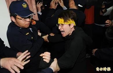 這是太陽花當年一起保護學生的戰貓蕭美琴

美德護台灣

三票民進黨 https://t.co/Fwj7ZZwSFu