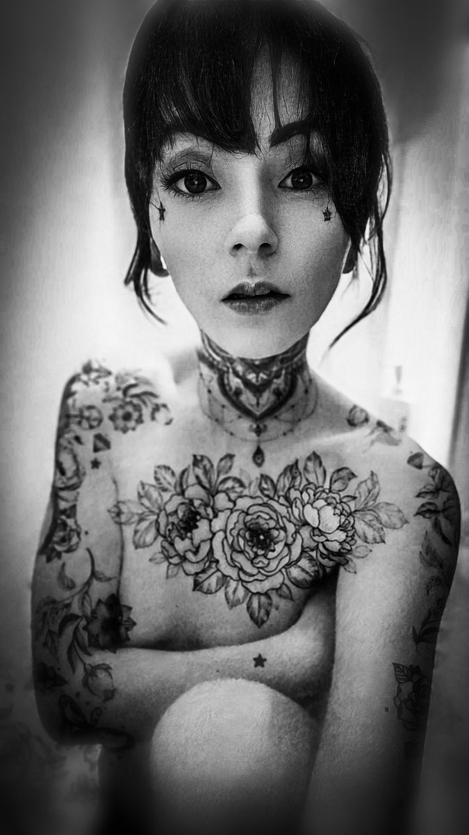 I need more tattoos!!! Ugh 😩 pro tattoo artists where are you!! I got the goods to sit for hours/days in your chair 🤣😍😜