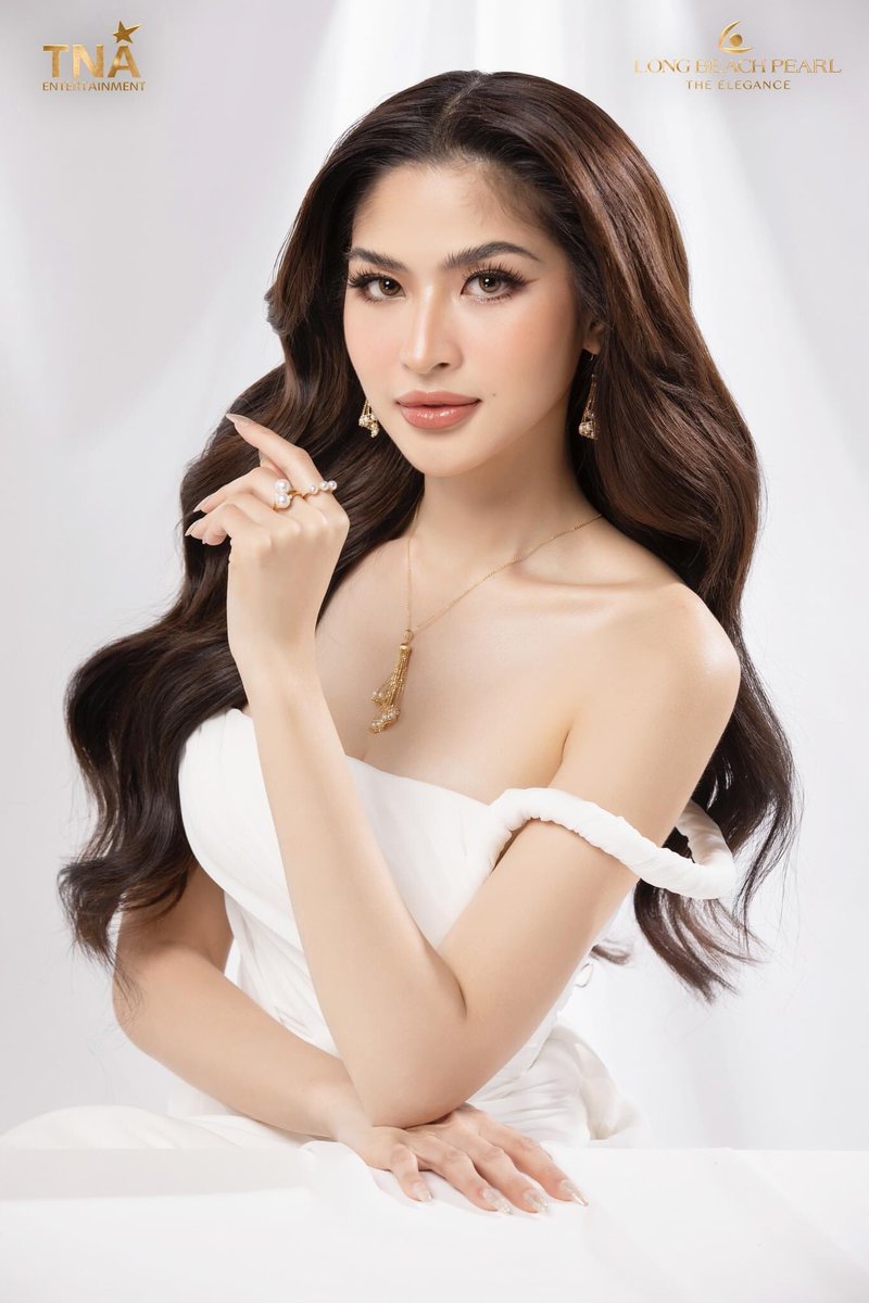 Bui Thi My Canh, the founder of the Long Beach Pearl jewelry brand, collaborated with the Miss Earth 2023 winners to create a remarkable and impressive fashion shoot. The photoshoot showcased trendy and sophisticated style, capturing the goddess-like beauty of the beauty queens.