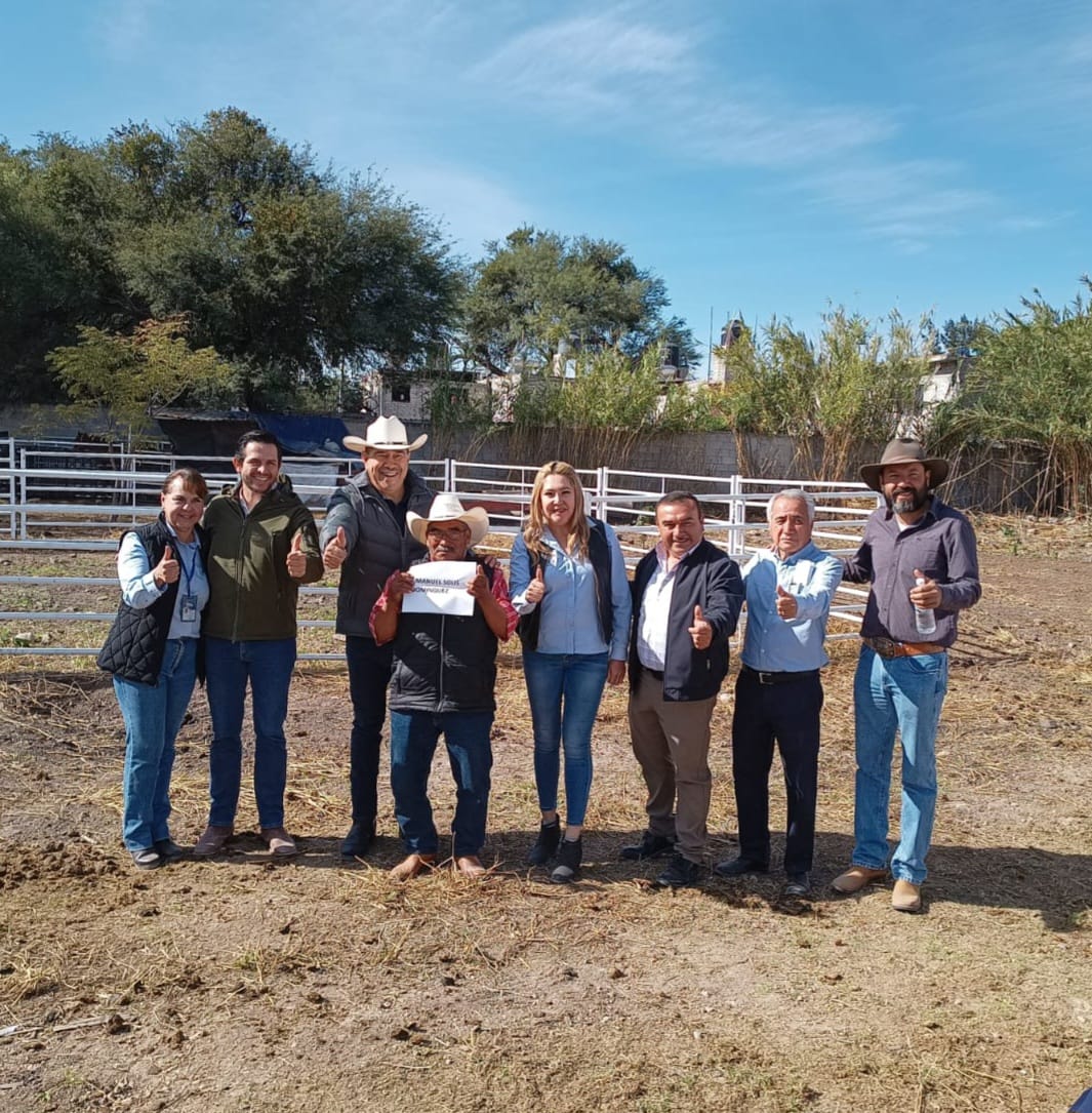 MEsthermt's tweet photo. El día de hoy asistí en el municipio de Apaseo el Grande a la entrega de equipos y herramientas del programa Mi Ganado Productivo, para fortalecer el sector pecuario. ✌️😁 #TúDiputadaSíRegresa #SDAyR #GobiernoMunicipalApaseoGrande #Distrito14GTO https://t.co/ZWpU0BQU15