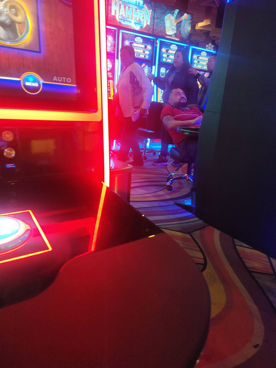 mexicanpower666's tweet photo. Me encontré a #ritmodelia en los casinos de las Vegas 🤣🤣... Los envidiosos dirán que es en Guadalajara https://t.co/tQZzVsjEd6