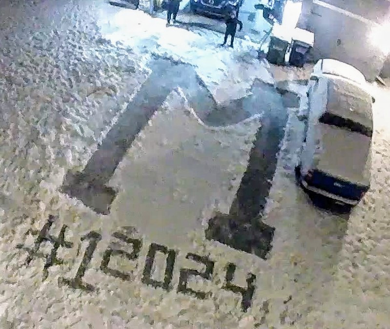 Krog14's tweet photo. How do a 10 year old Michigan fan and his old man celebrate when they have a snow day in the morning? Shovel, of course!
#GoBlue #NationalChampionship https://t.co/RWr7LeIhAs