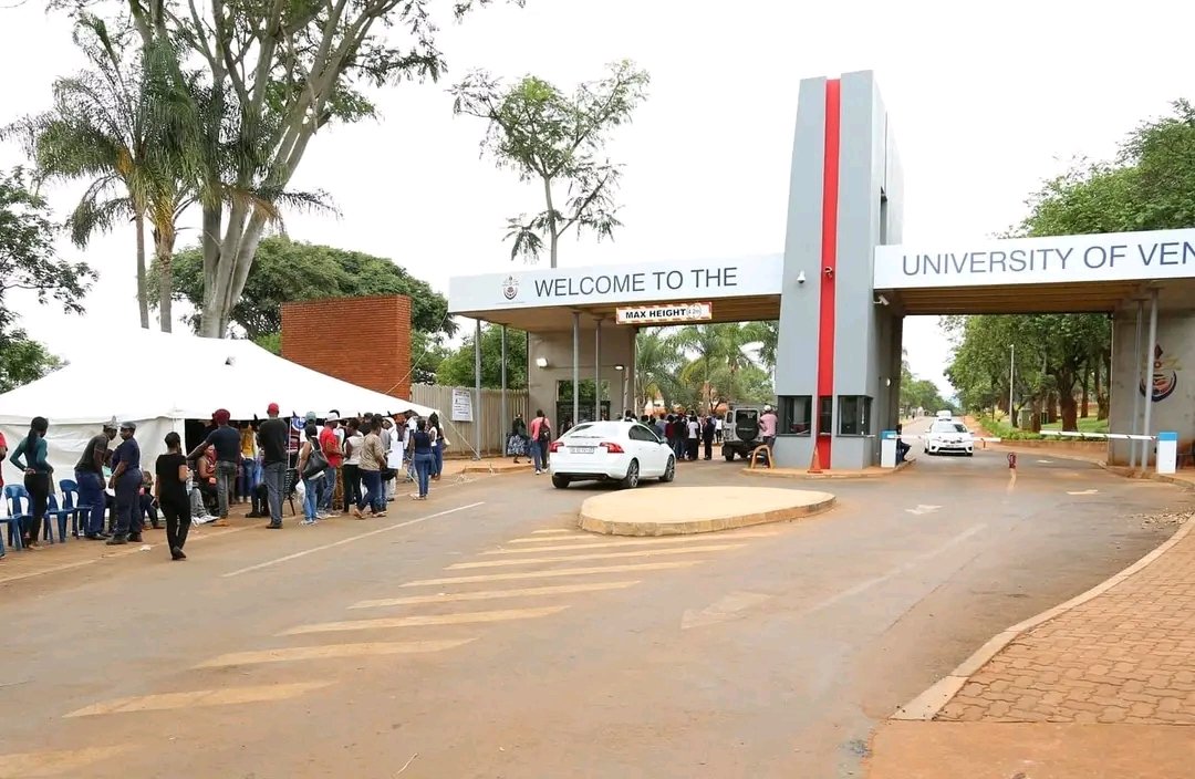 Univenofficial's tweet photo. The University of Venda is pleased to welcome you to the start of the new academic year! 

Our offices will be open from 8.00 - 16.45 starting today, Tuesday, 9 January 2024. https://t.co/UBw1JX1JtW