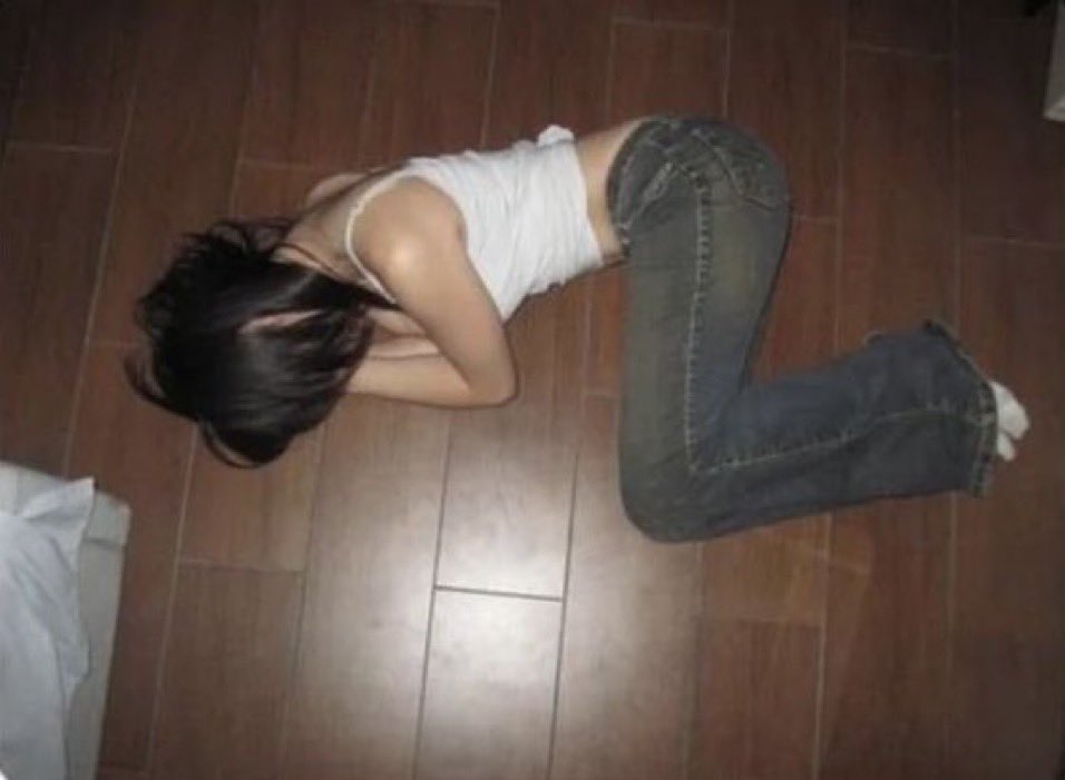 una chica solo quiere un beso abajo de la lluvia como si estuviera en una pelicula romantica
