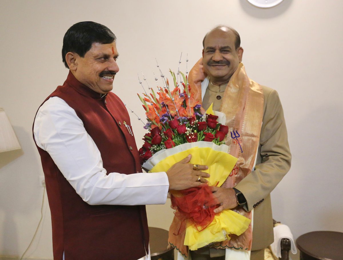 DrMohanYadav51's tweet photo. भोपाल पधारे लोकसभा अध्यक्ष आदरणीय श्री @ombirlakota जी से आज शिष्टाचार भेंट की। 

इस अवसर पर प्रदेश की प्रगति के साथ ही विभिन्न विषयों पर चर्चा भी हुई। https://t.co/1DElW3K7uQ