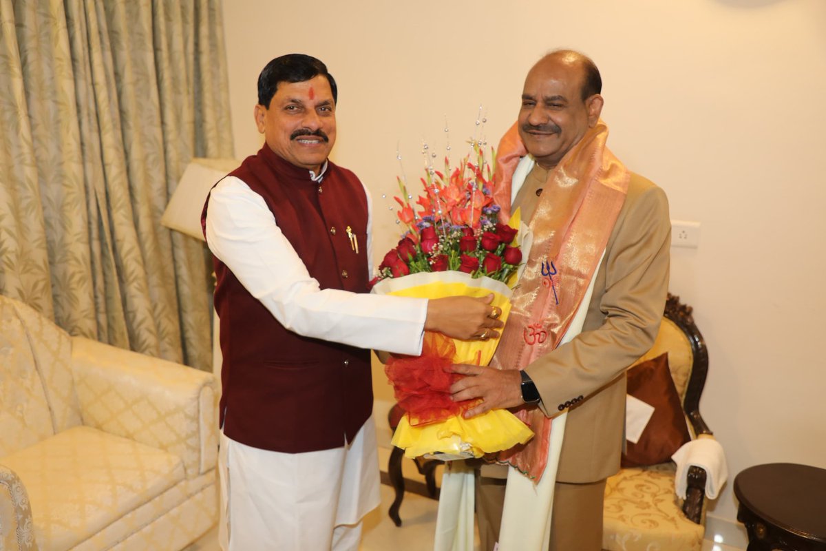 CMMadhyaPradesh's tweet photo. मुख्यमंत्री डॉ. मोहन यादव ने आज भोपाल पधारे लोकसभा अध्यक्ष आदरणीय श्री @ombirlakota जी से शिष्टाचार भेंट कर उनका अभिवादन किया।

@DrMohanYadav51 https://t.co/7TqxSFwK0B