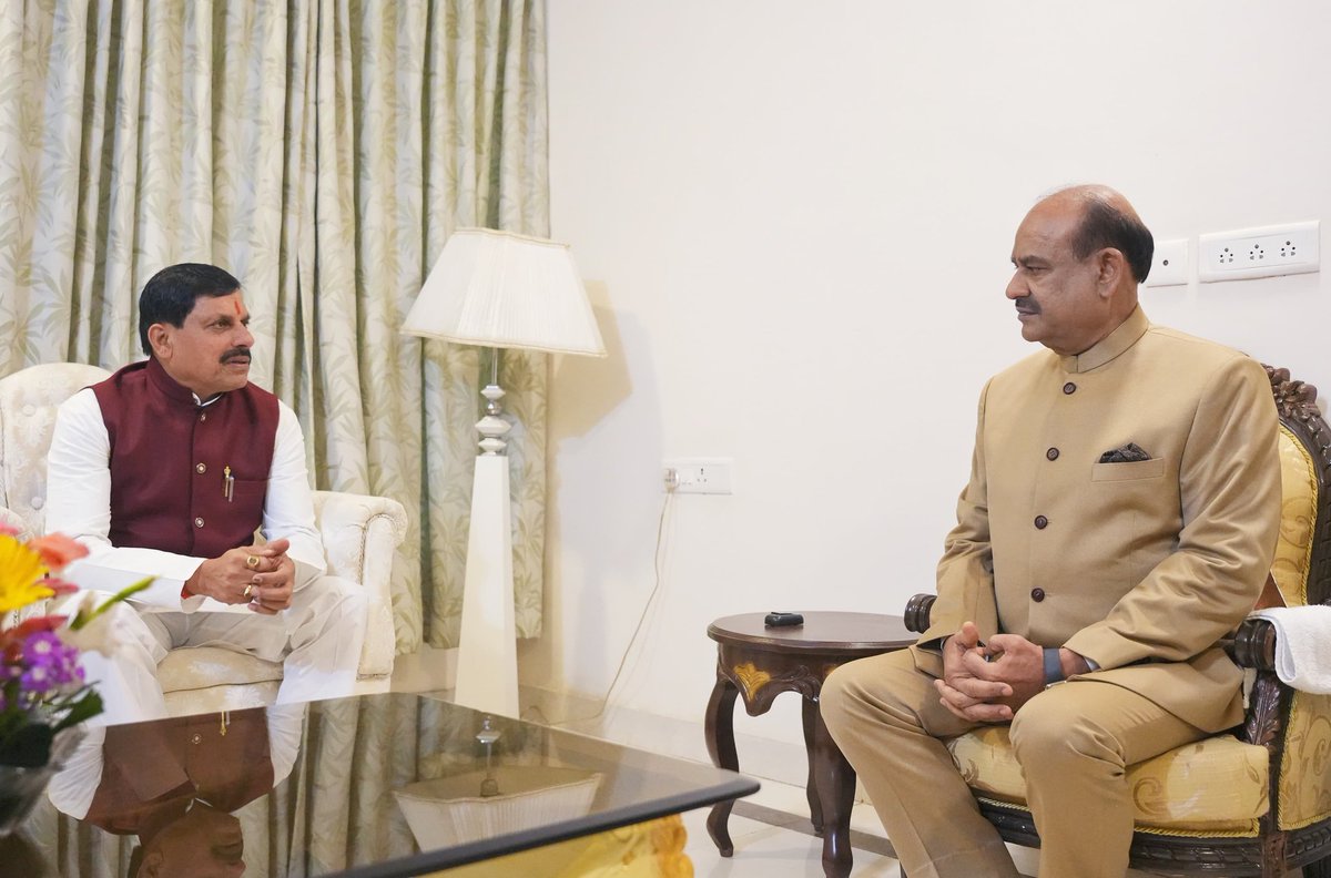 CMMadhyaPradesh's tweet photo. मुख्यमंत्री डॉ. मोहन यादव ने आज भोपाल पधारे लोकसभा अध्यक्ष आदरणीय श्री @ombirlakota जी से शिष्टाचार भेंट कर उनका अभिवादन किया।

@DrMohanYadav51 https://t.co/7TqxSFwK0B