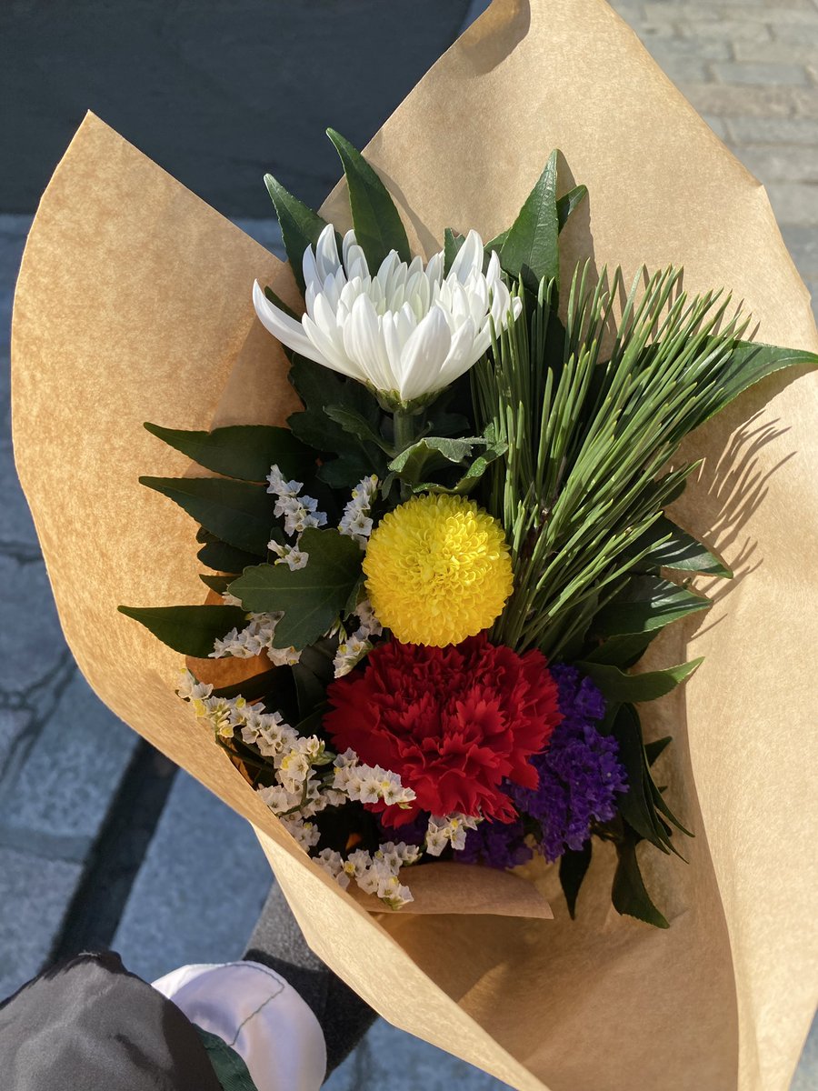 et21d's tweet photo. いつも仏花買う時はこの可愛い丸い黄色ちゃんと、彼が好きだった紫があるものを買う💐 https://t.co/wIHznsvOXz