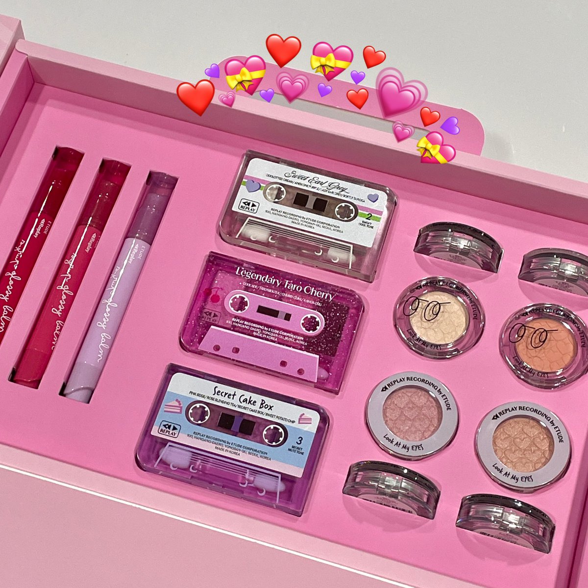 etudeplay's tweet photo. [#이벤트]

오라.. 달콤한 리플레이 컬렉션 키트여💗
칭긔들아 알지? 귀여운게 최고!!!!!

울 뛰드걸들이 원했던 ✨리플레이 컬렉션 키트✨를 세명에게 선물로 ·͜· =͟͞♡

💟 필수 : 에뛰드 계정 팔로우 + RT
💟경품 : 리플레이 컬렉션 키트 3명 ✿ https://t.co/Sii94l7u90