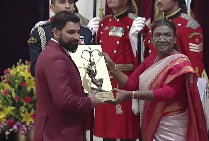 #NationalSportsAwards2023 | #MohammedShami receives #ArjunaAwards from President of India, Droupadi Murmu, for outstanding performance in #Cricket 

@MdShami11 | #NationalSportsAwards