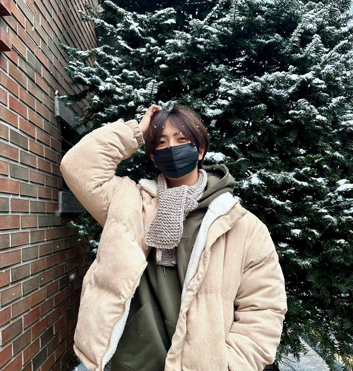 CRAVITY_twt's tweet photo. 눈이 오네요❄️ 
#원진 https://t.co/iUtEtxiSv5