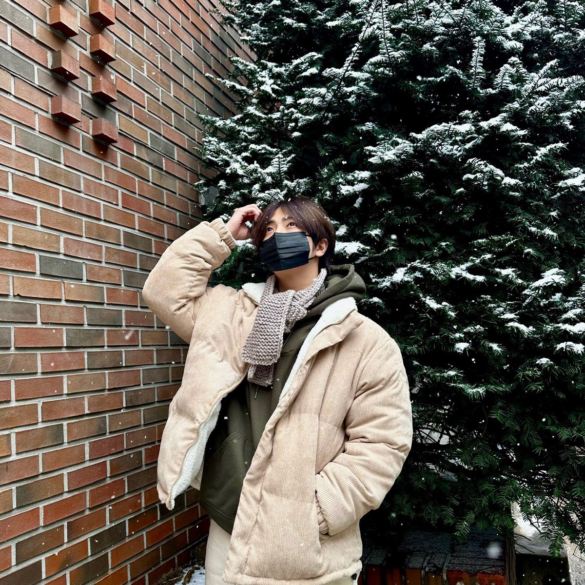 CRAVITY_twt's tweet photo. 눈이 오네요❄️ 
#원진 https://t.co/iUtEtxiSv5