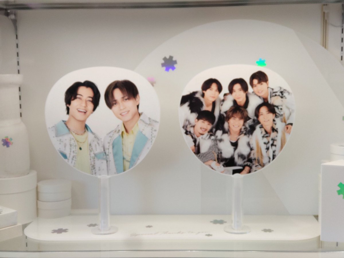 RenTiara11's tweet photo. 今日は当日の予約が取れたので急遽POP UP STORE行ってきました
整理番号の札をいただいていざ店内に入ると広々としていて以前と比べると広々と見渡せました
うちわとお写真がまだ購入してなかったので買っちゃいました😅
店内入ってすぐに『愛し生きる』が流れて居心地よかったわ
#POP_ UP_ STORE https://t.co/Fl7okDXpOJ