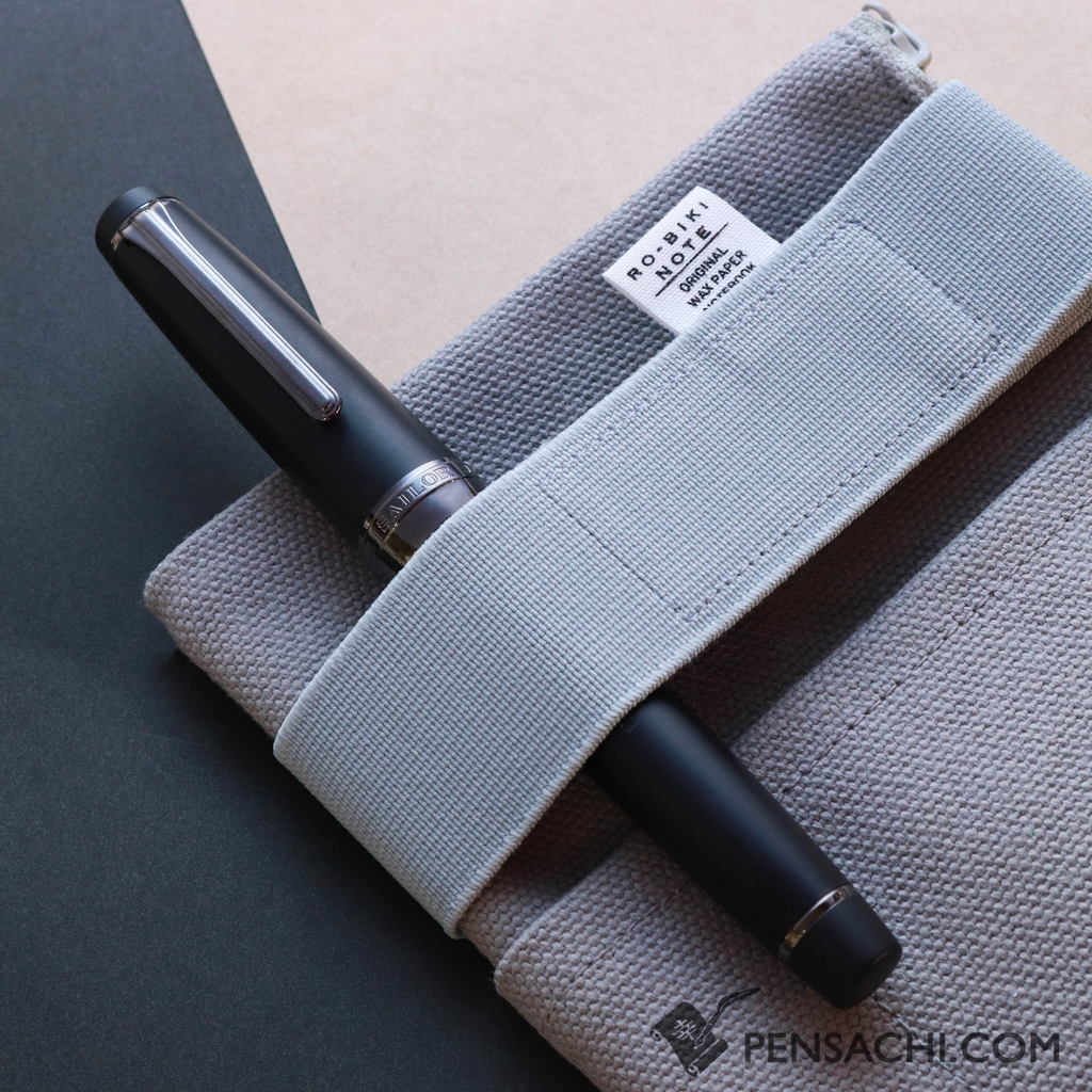 pen_sachi's tweet photo. 🔺SAILOR Pro Gear Classic - Imperial Black
Body Color: Black
Nib: 21k Gold 

🔺Yamamoto Ro-Biki Note Canvas Cover - Grey

#pensachi #sailorfountainpen #fountainpenaddict #fountainpennetwork #fountainpenlover #pen #fountainpencase #pencase #yamamotorobikinotecanvas #nib #goldnib https://t.co/puWwWF6Gb0