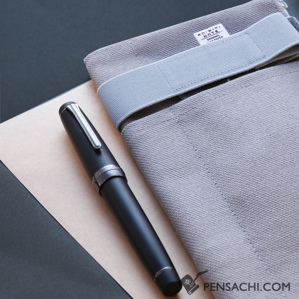 pen_sachi's tweet photo. 🔺SAILOR Pro Gear Classic - Imperial Black
Body Color: Black
Nib: 21k Gold 

🔺Yamamoto Ro-Biki Note Canvas Cover - Grey

#pensachi #sailorfountainpen #fountainpenaddict #fountainpennetwork #fountainpenlover #pen #fountainpencase #pencase #yamamotorobikinotecanvas #nib #goldnib https://t.co/puWwWF6Gb0