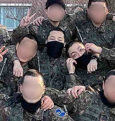 jmk_aziz's tweet photo. จองกุกจีมินน่ารักมากพี่น้องทหารก็คือล้อมน้องไว้หมดเลยเอ็นดู😭😭😭😭😭 https://t.co/2fXPod5N78