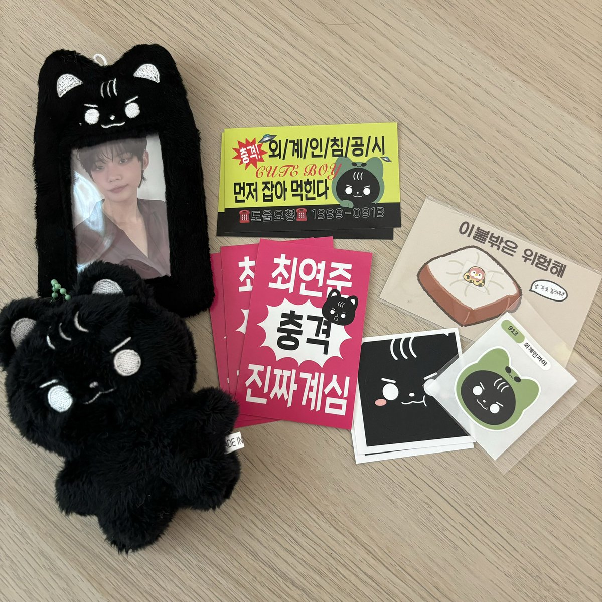 🎉경축 최까미 드디어 우리집에 오시다🎉 
사진으로 볼때도 너무 귀여웠는데.. 실물이 더 귀엽습니다..❤️‍🔥 포카홀더를 먼저 배송받을 수도 있었는데 설렘 2배를 위해서 꾹 참았더니 두배이상으로 행복을 가져다주었습니다.. 🤦🏻‍♀️💜예쁘게 잘 사용하겠습니다 ~! 
감사합니다🥹🩵🩵 <a href="/Kkami_13/">최까미</a>