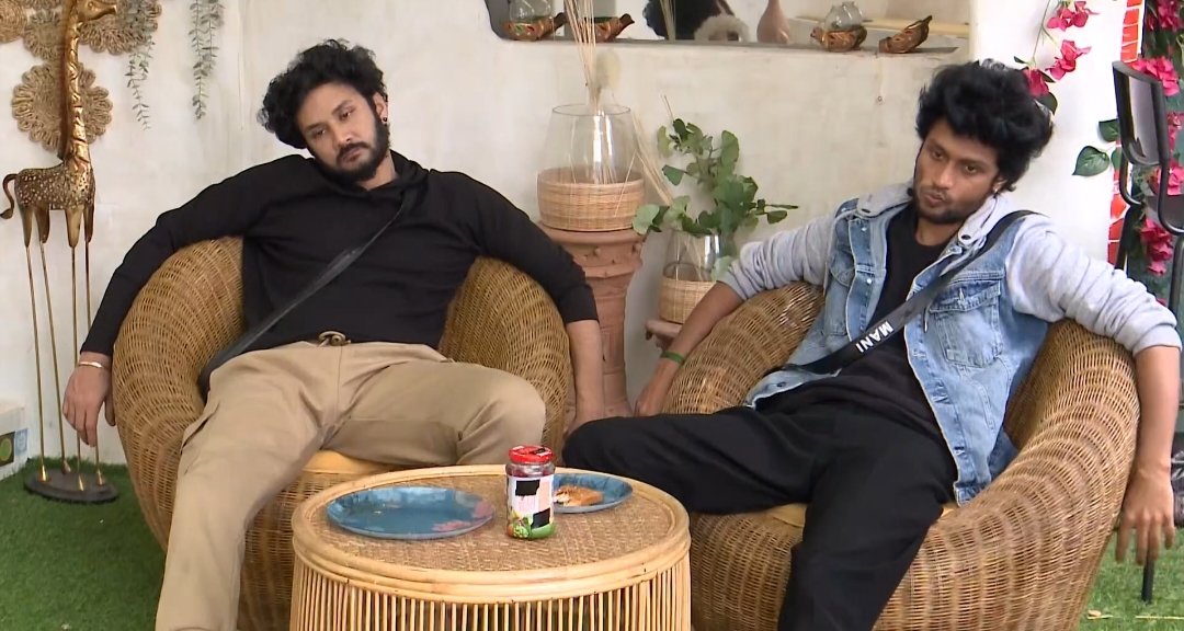 arvinraj_A_'s tweet photo. Pov: These both are thinking that they played a very good and terrific game 💥

But reality: 😂🥲

#clownvishnu
#makkumani
#BiggBossTamil7 https://t.co/YgJDHIc1Lw
