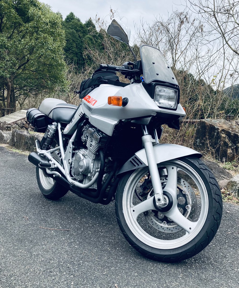 hyperwepon's tweet photo. リターンバイクの際に合わせて買ってたエンジン始動不良のカタナ250。ようやく走るくらいはできるようになった3ヶ月間で、
キャブOH、フロントフォークOH、タンク錆取り、バッテリー／プラグ交換
まで済み。
残念ながらエンジンが圧縮抜けしており３番が5キロしかないのでアイドリングが安定しません。 https://t.co/iJC3j1Fbdf