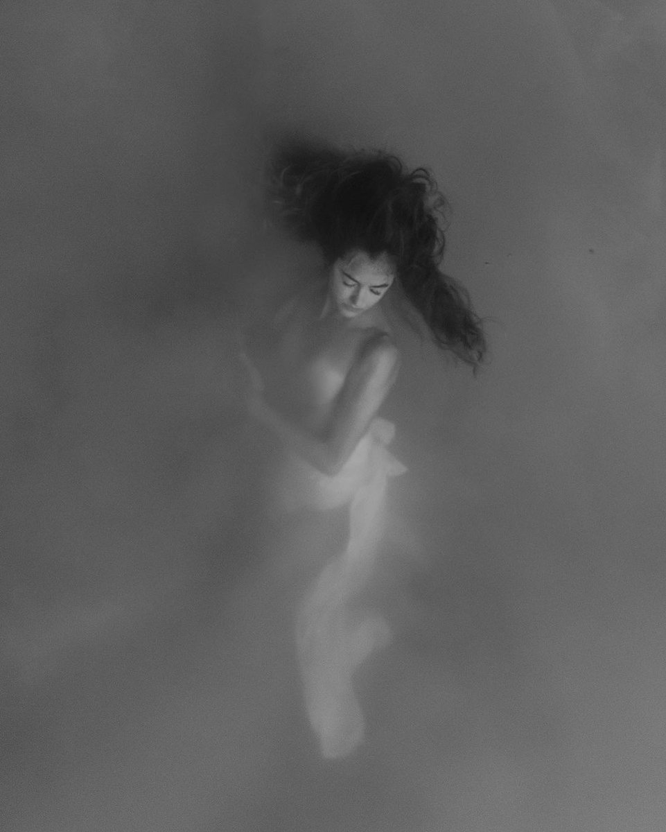 SongMinran's tweet photo. Took me three weeks to finish this work :) Thank you @ellefr and Madame @alixgiroddelain for allowing me to post these photos to promote my very first photo exhibit this year! Madame @florencebourgeois merci de m'avoir permis de participer à votre magnifique musée. https://t.co/MZ9IlutXXZ