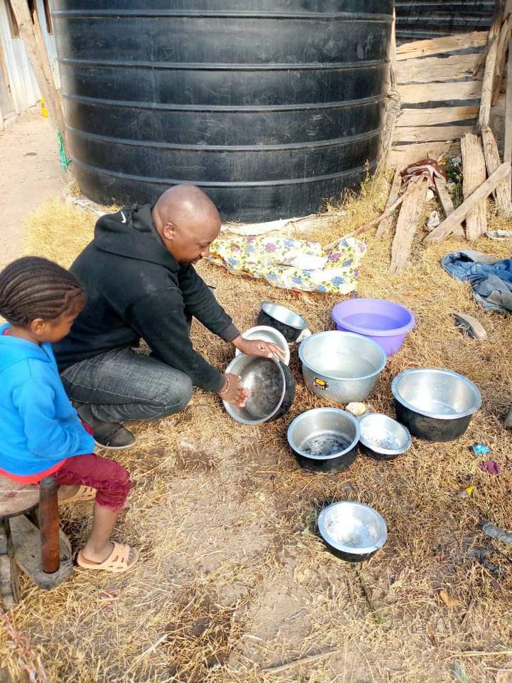 Very Supportive and Romantic man. Makofi 👋