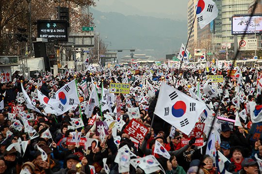 준표 자꾸 막나가네..거참

차디 찬 아스팔트 바닥을 헤집고 돌아 다니며 탄핵무효라고 1년 넘게 외친 사람들이 현재 보수의 주류를 이루고 있다

넌 그 당시 한번이라도 그 행진대열에 합류해본 적이 있냐?