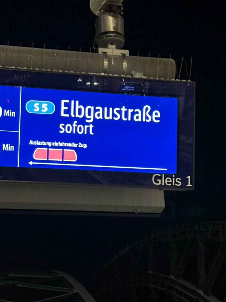 HHlehrerin's tweet photo. So geil wenn auf der Linie #s3 #s5 in hamburg mal wieder nichts geht und die fucking s-Bahn @SBahnHamburg es noch nicht mal schafft, die Anzeigetafeln zu aktualisieren. War schön im KURZZUG (!!! 3 Wagons) heute Morgen. 
S5 löst alle probleme. Nicht https://t.co/SVAb3tlvKx