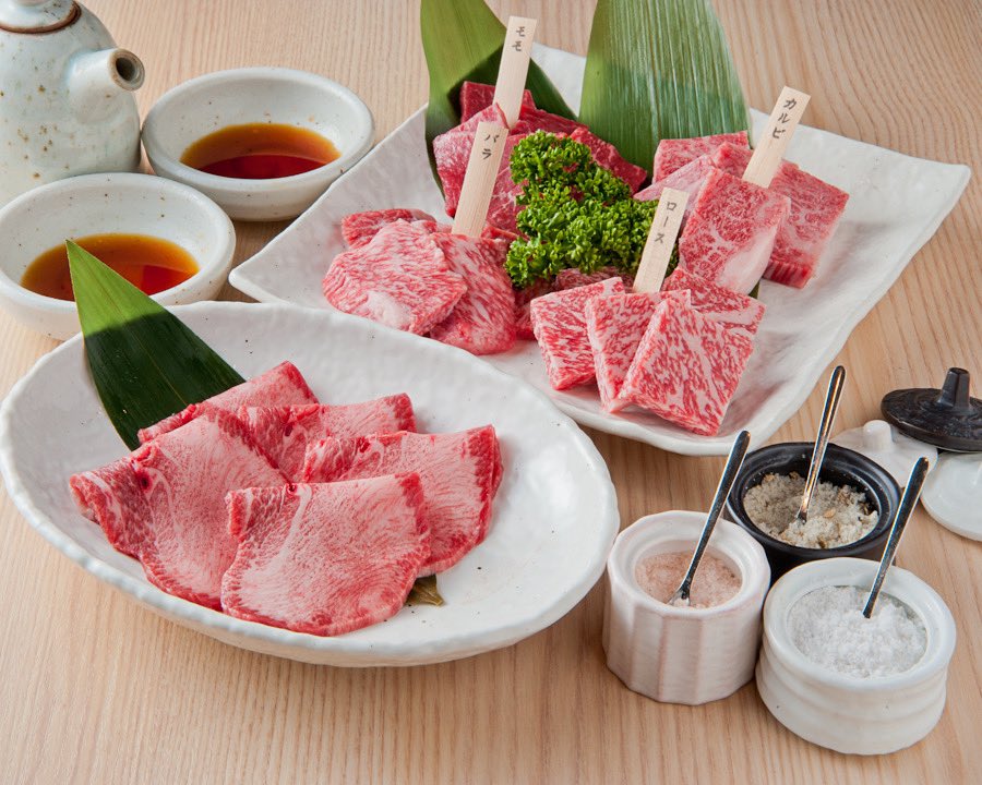 yakiniku_1's tweet photo. 東心斎橋店限定で「週替わりお得キャンペーン」やってます！
・飲み放題付き暁コース 6,400円→5,000円
・焼肉5種盛合せ 6,980円→5,980円
・希少部位5種盛合せ 2,580円→1,980円
このうちのどれがお得になるかは当日のお楽しみ、ぜひご来店ください♪
※上記は税抜価格です https://t.co/WgAIB9bAvQ