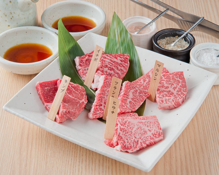 yakiniku_1's tweet photo. 東心斎橋店限定で「週替わりお得キャンペーン」やってます！
・飲み放題付き暁コース 6,400円→5,000円
・焼肉5種盛合せ 6,980円→5,980円
・希少部位5種盛合せ 2,580円→1,980円
このうちのどれがお得になるかは当日のお楽しみ、ぜひご来店ください♪
※上記は税抜価格です https://t.co/WgAIB9bAvQ