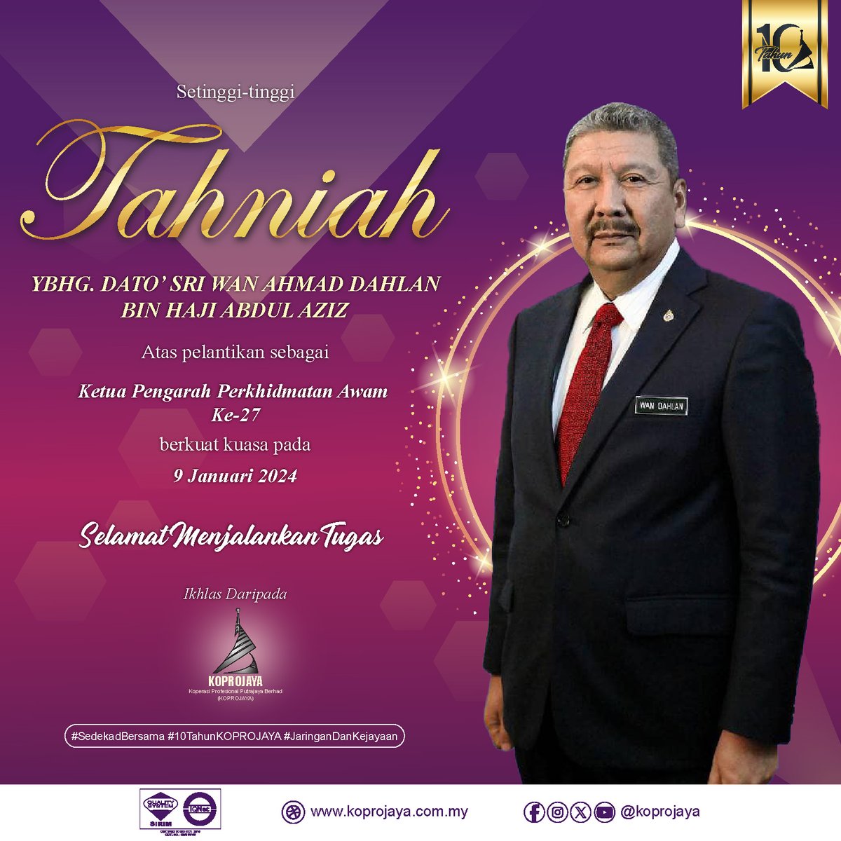 Koprojaya's tweet photo. Seluruh Ahli Lembaga serta warga KOPROJAYA mengucapkan setinggi-tinggi tahniah atas pelantikan YBhg. Dato’ Sri Wan Ahmad Dahlan bin Haji Abdul Aziz sebagai Ketua Pengarah Perkhidmatan Awam Ke-27 yang berkuat kuasa pada 9 Januari 2024.
Tahniah dan Selamat Menjalankan Tugas. https://t.co/DnUHfFLWGB