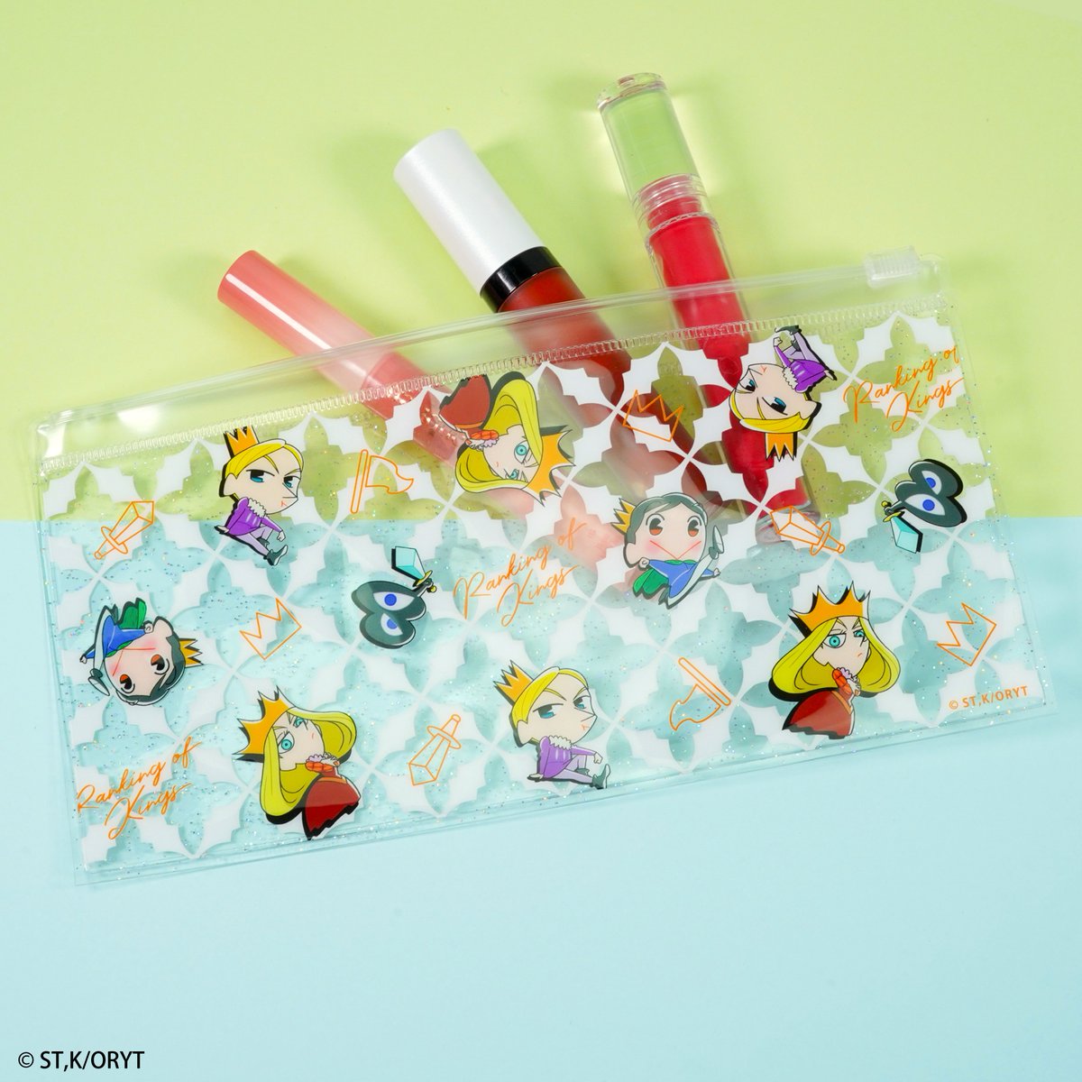 APT_store's tweet photo. ✨👑TVアニメ「王様ランキング 勇気の宝箱」新グッズ紹介👑✨

キラキラ輝く✨✨
「ラメ入りテンチャックケース」〈全2種〉

ポーチやペンケースとして活躍の予感❗️
透けており中身が見える仕様です。

お買い���めは、アルテミスで🌙

#王様ランキング 
 #京まふ2023 https://t.co/UDHuIdMrd8
