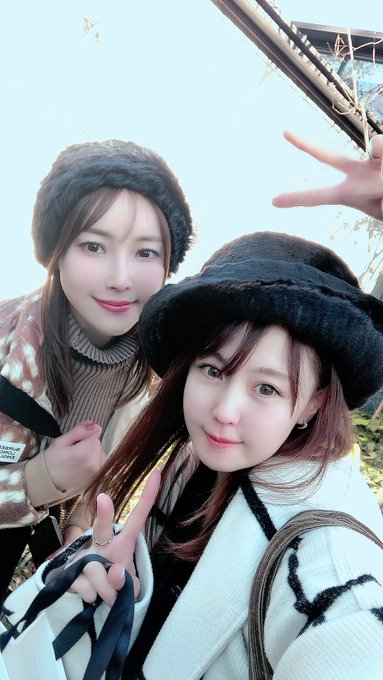 真白姐さんと引退したバニーの本家の子と3人でランチしました☺️ 劇場に乗ってると日々バタバタしてあまりゆっくりお話し出来ないのでランチしながらすごくいい時間でした☺️🌈 https://t.co/2N