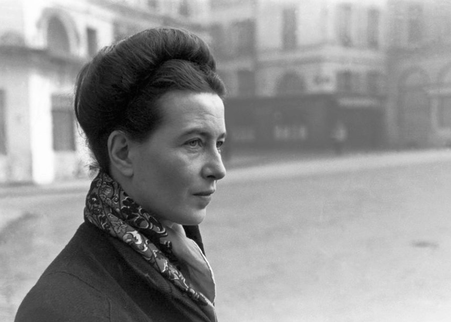 Simone de Beauvoir nació el 9 de enero de 1908 en París en el seno de una familia burguesa con una moral cristiana muy estricta. Simone fuer educada en colegios católicos. Ya siendo una adolescente, se rebeló contra la fe familiar declarándose atea.

Simone se fue a vivir con🧵👇