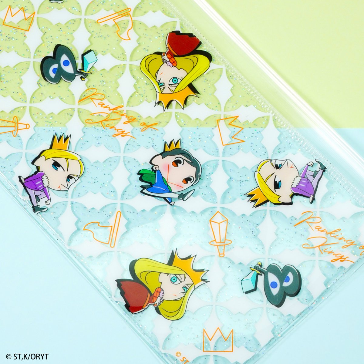 APT_store's tweet photo. ✨👑TVアニメ「王様ランキング 勇気の宝箱」新グッズ紹介👑✨

キラキラ輝く✨✨
「ラメ入りテンチャックケース」〈全2種〉

ポーチやペンケースとして活躍の予感❗️
透けており中身が見える仕様です。

お買い���めは、アルテミスで🌙

#王様ランキング 
 #京まふ2023 https://t.co/UDHuIdMrd8