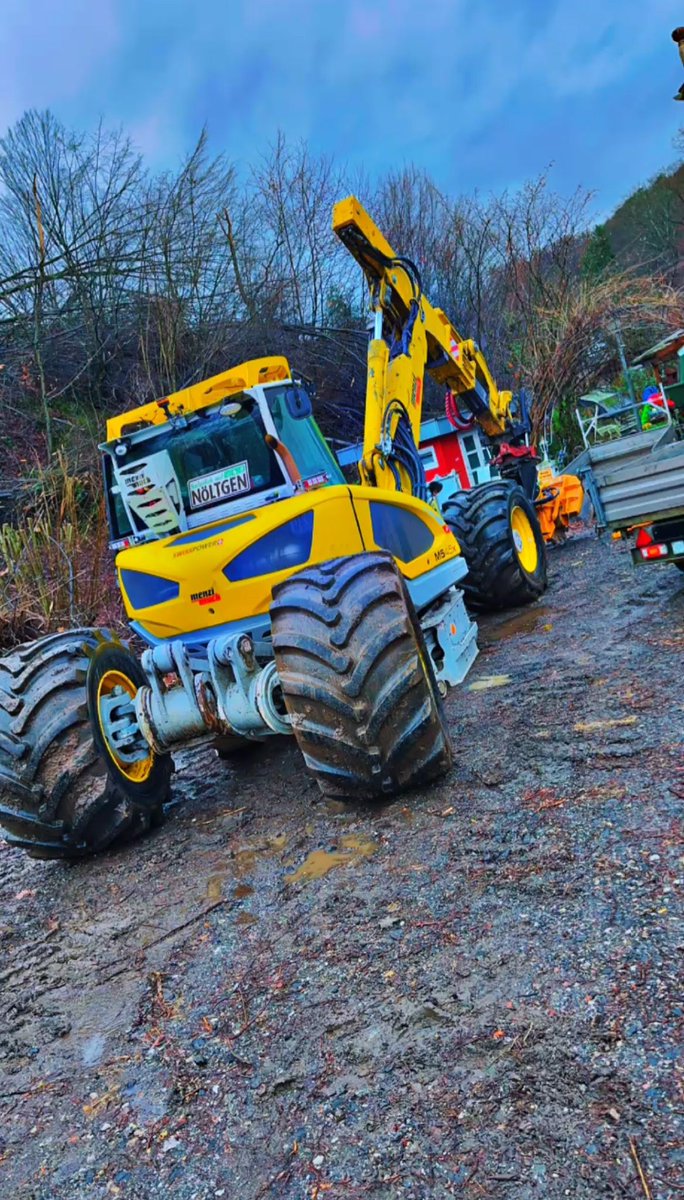 profiMagazin's tweet photo. Die Firma Nöltgen im Sturmschaden Einsatz mit einem #Menzi Muck M545X. https://t.co/QzbRv09QDF