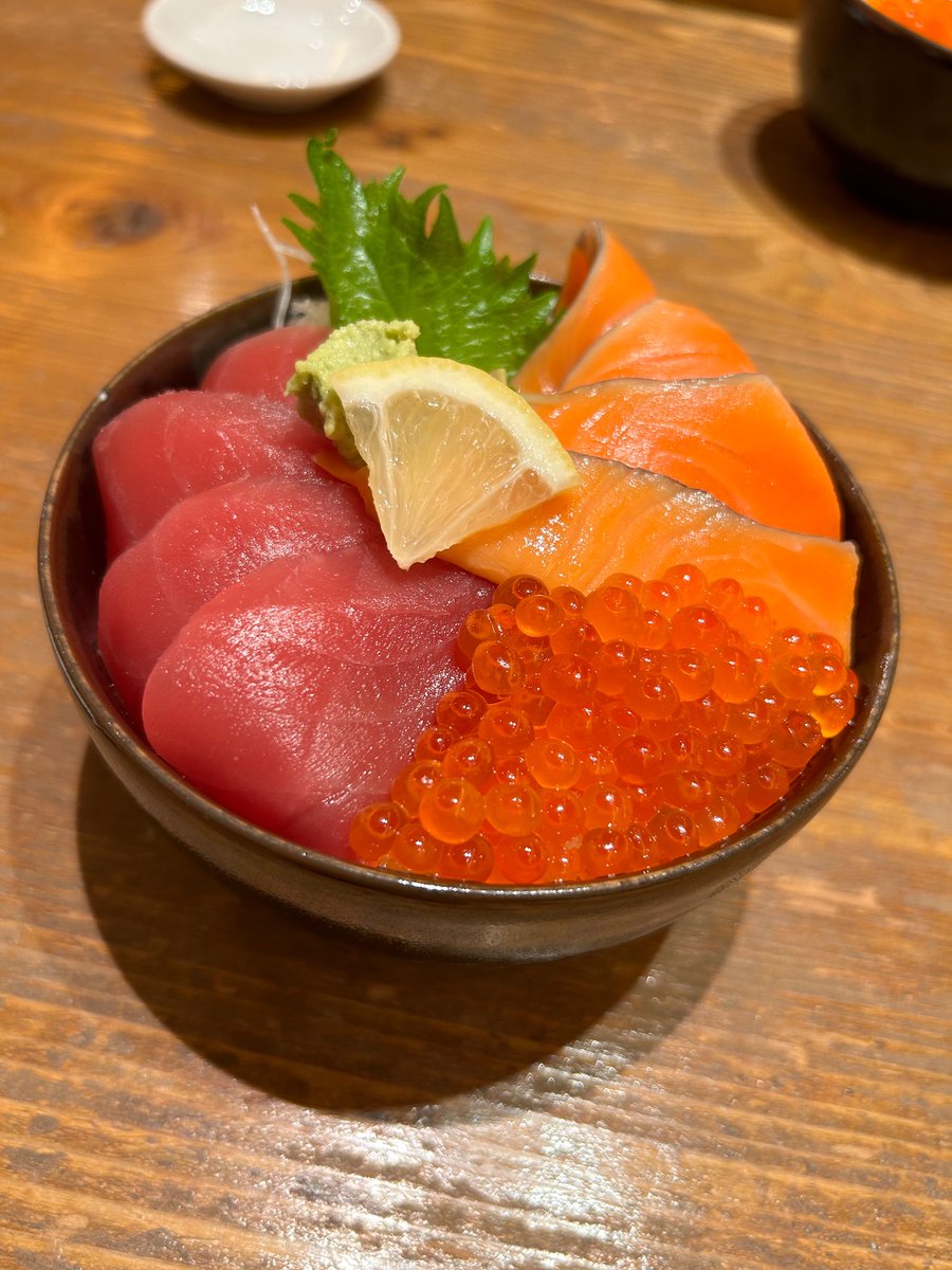 Jam_515's tweet photo. 帰宅前に海鮮丼 https://t.co/ejR3lXfIwh