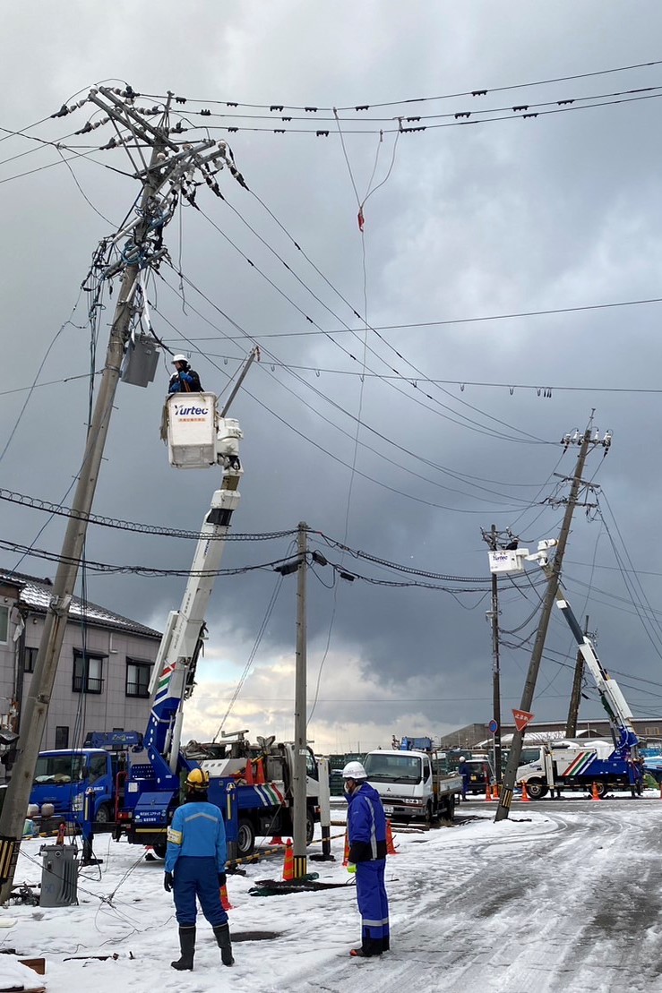 rikudennw's tweet photo. 能登地域の停電復旧作業を進めるため、工事会社の皆さんが全国各地から駆けつけてくれています。
被災された皆さまに早く電気をお使いいただけるよう、引き続き全力で復旧作業にあたります。 https://t.co/wEGXtoBLot
