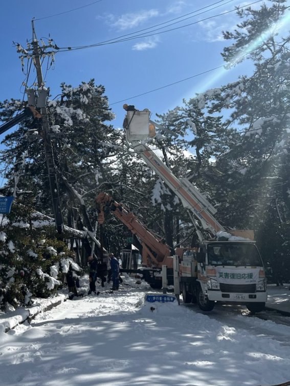 rikudennw's tweet photo. 能登地域の停電復旧作業を進めるため、工事会社の皆さんが全国各地から駆けつけてくれています。
被災された皆さまに早く電気をお使いいただけるよう、引き続き全力で復旧作業にあたります。 https://t.co/wEGXtoBLot